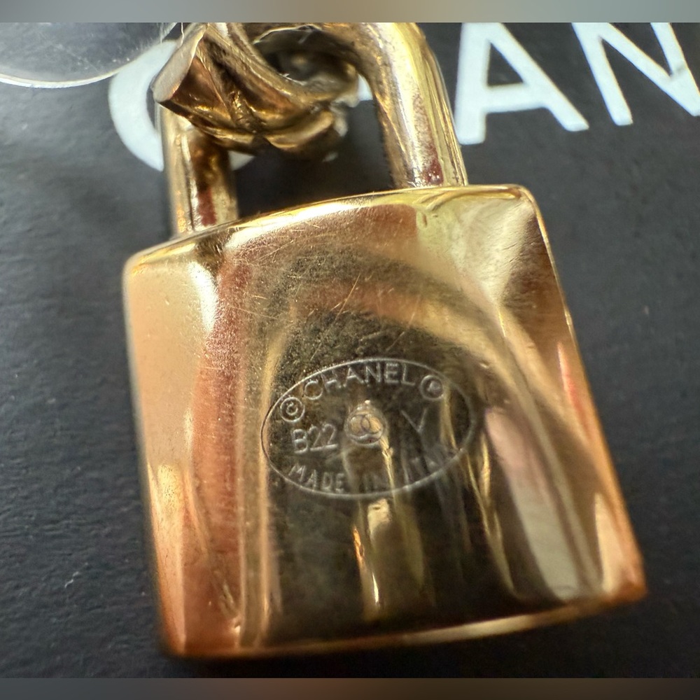 👑 Chanel Gold Metal CC Padlock Earrings, 2022 - Picture 6 of 9